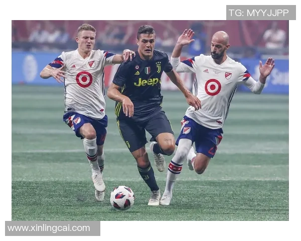 足球明星后背高清图片欣赏展现他们独特风采与运动魅力 足球明星后背高清图片欣赏展现他们独特风采与运动魅力